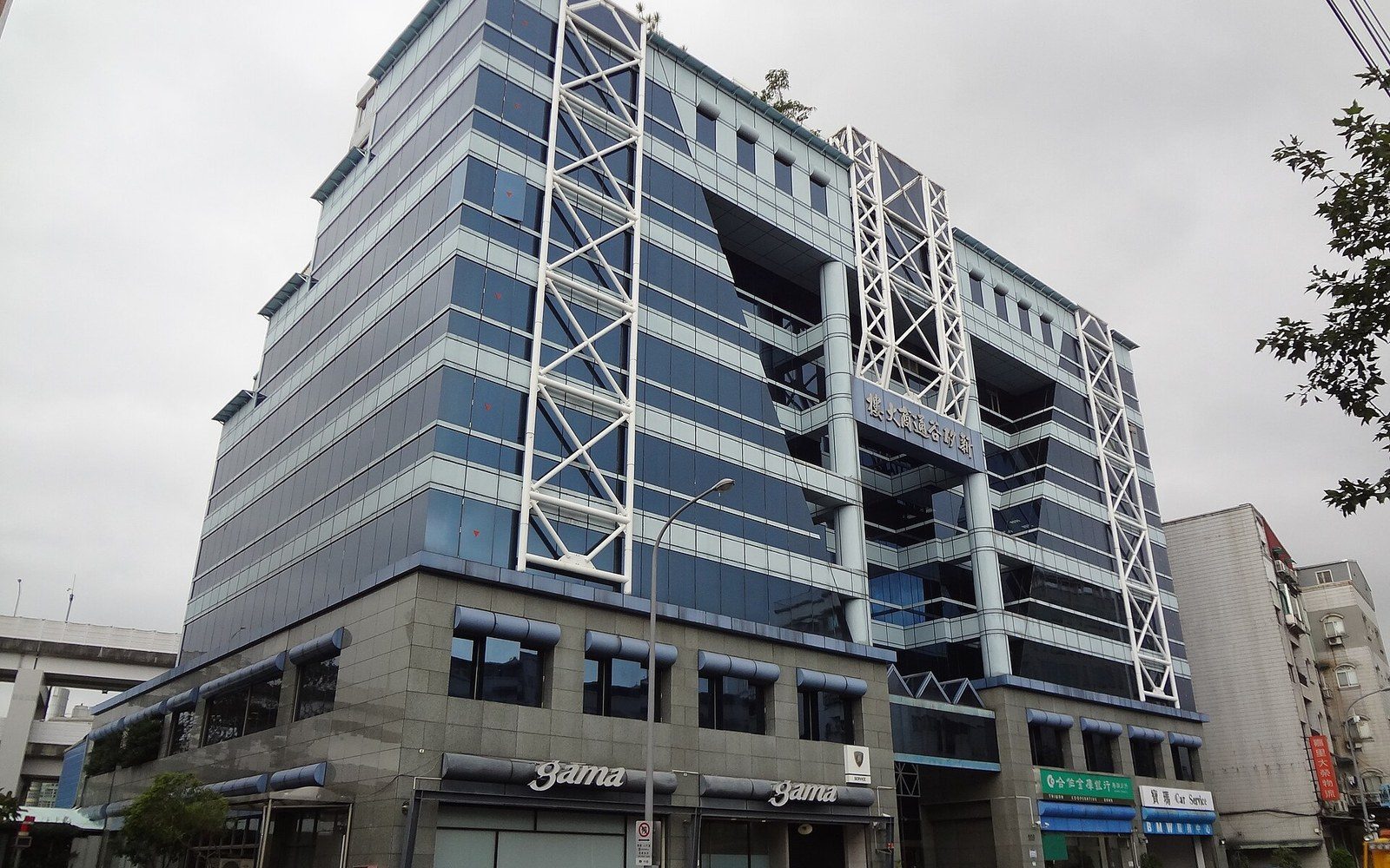 Silicon Valley Bank branch exterior March 2023
